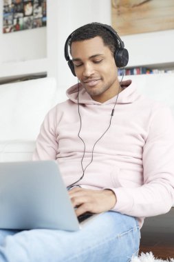  Genç adam dizüstü bilgisayar kullanıyor