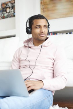  Genç adam dizüstü bilgisayar kullanıyor