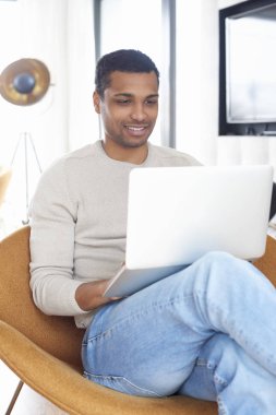  çalışırken dizüstü kullanarak genç 