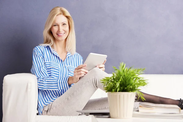 Vrouw die digitale tablet gebruikt — Stockfoto