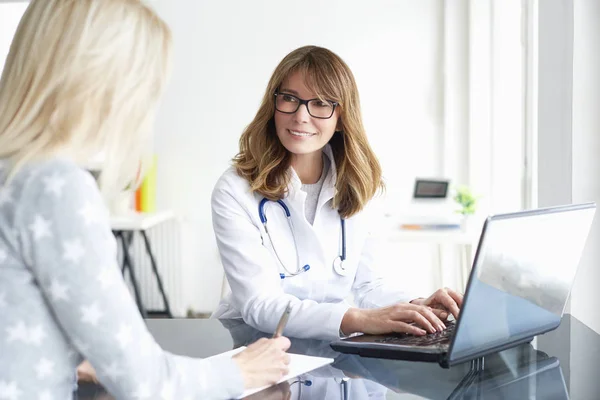 Doctor meeting with her patient — Stock Photo, Image