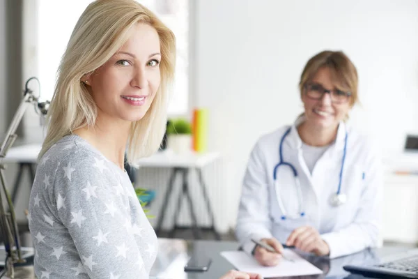 Woman meeting her female doctor — Stock Photo, Image