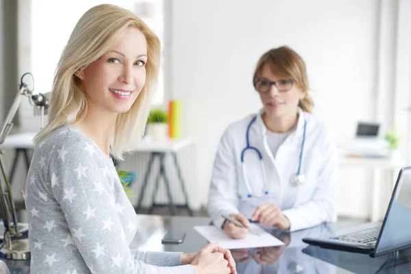 Mulher encontrando seu médico feminino — Fotografia de Stock