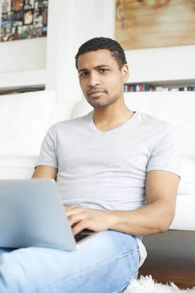 Homem usando seu laptop — Fotografia de Stock