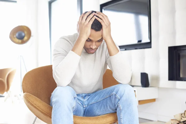 Mann sitzt zu Hause. — Stockfoto