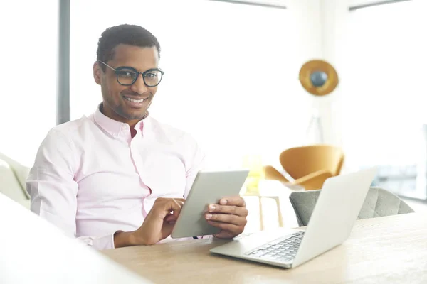 Homme utilisant une tablette numérique — Photo