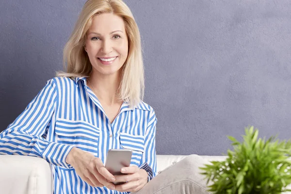 Vrouw met behulp van haar mobiele telefoon — Stockfoto