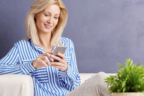 Mujer usando su teléfono celular — Foto de Stock