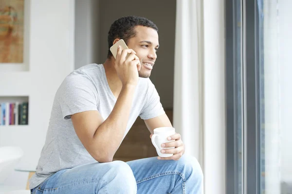 Uomo che parla con il suo cellulare — Foto Stock