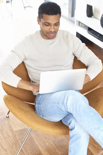 Fiatal használ laptop munka közben — Stock Fotó