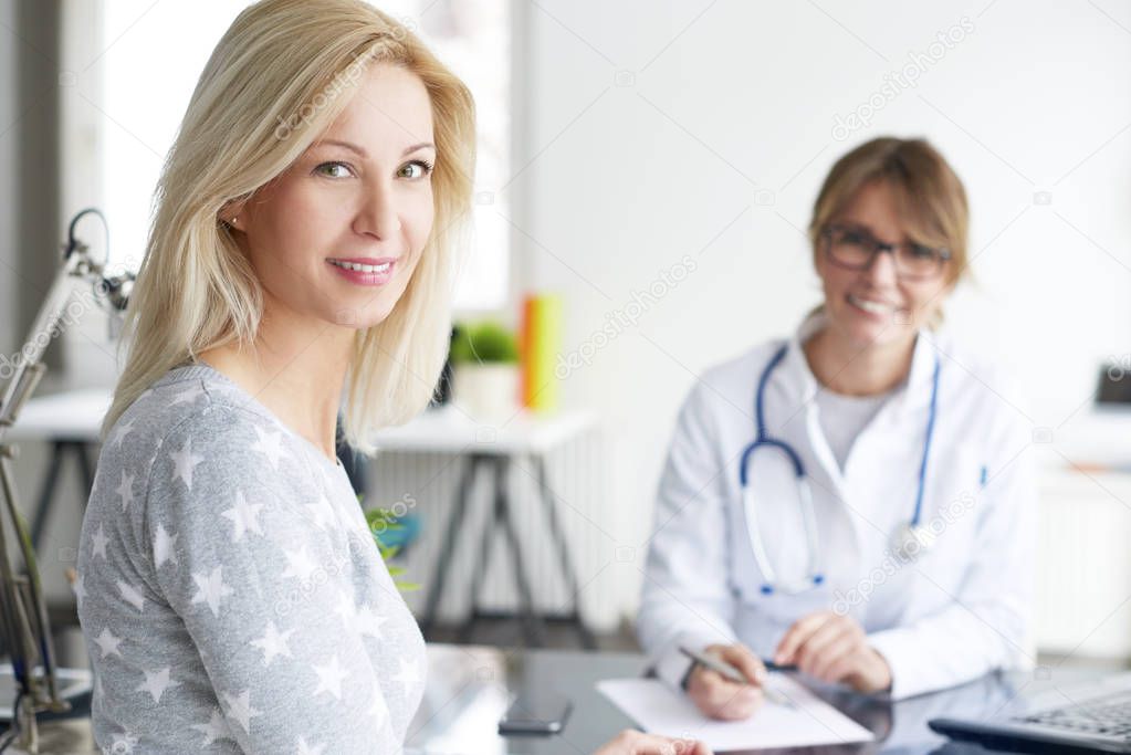 woman meeting her female doctor