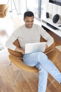 dizüstü bilgisayar kullanan adam