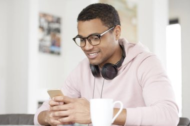 Cep telefonunu kullanan bir adam.