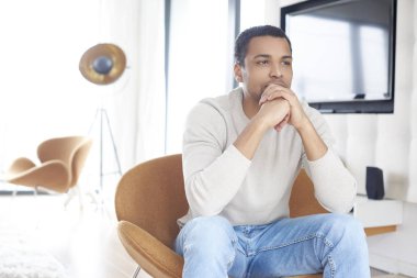  afro Amerikan adam oturuyor