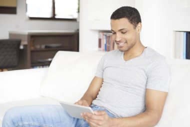 Dijital tablet kullanan adam