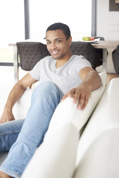 Homme relaxant à la maison . — Photo