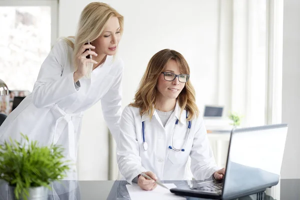 Médecins travaillant ensemble en salle d'examen — Photo