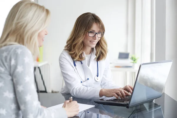 Consulto medico con il suo paziente — Foto Stock