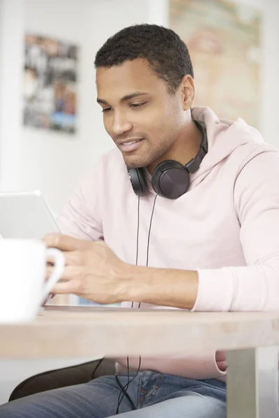 Homme utilisant une tablette numérique — Photo