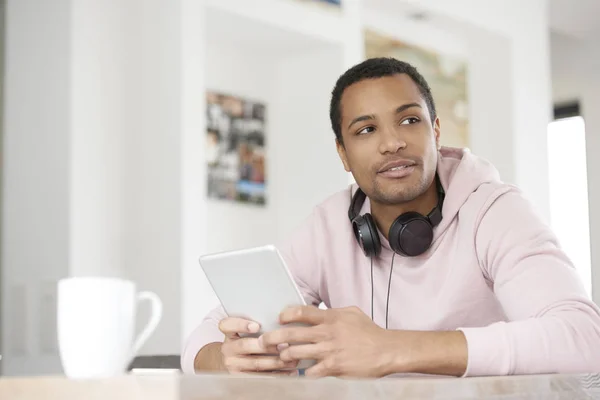 Man using digital tablet — Stock Photo, Image