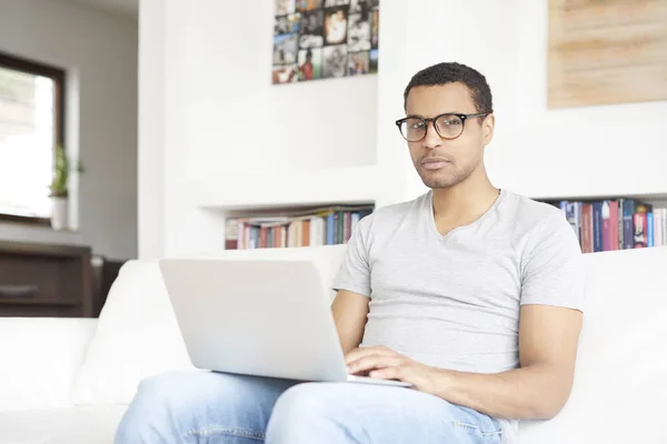 Homem trabalhando no laptop — Fotografia de Stock