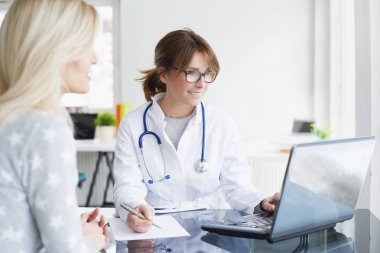 laptop önünde oturan doktor