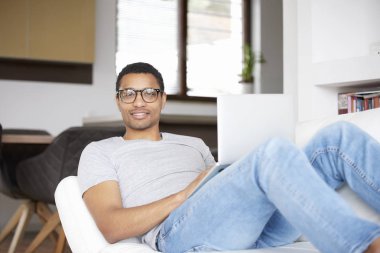 Adam dizüstü bilgisayar kullanıyor. 