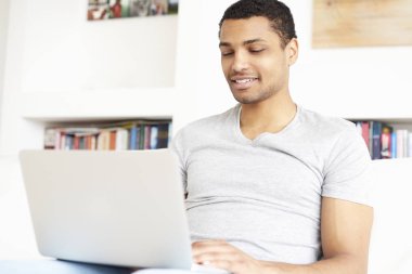 Adam dizüstü bilgisayar kullanıyor. 