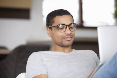 Adam dizüstü bilgisayar kullanıyor. 