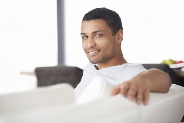 Adam evde dinleniyor.