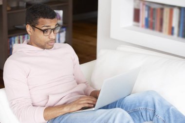 Adam dizüstü bilgisayar kullanıyor. 