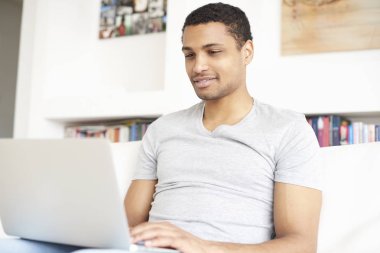 dizüstü bilgisayar kullanan adam