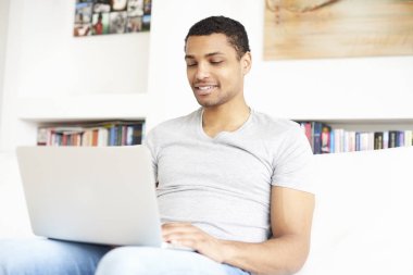 dizüstü bilgisayar kullanan adam