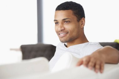 Adam evde dinleniyor.