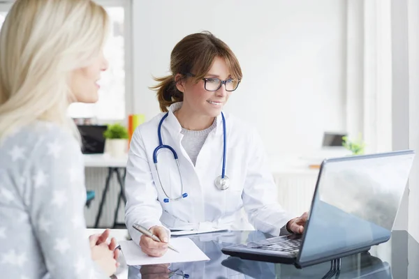 Médico sentado en frente de la computadora portátil — Foto de Stock