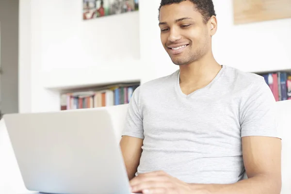 Mann benutzt Laptop — Stockfoto