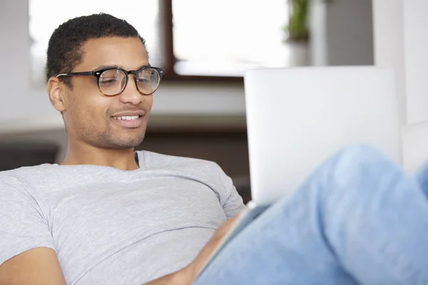 Uomo che utilizza un computer portatile — Foto Stock