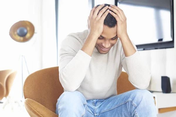 Mann sitzt zu Hause — Stockfoto