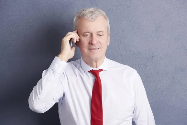 Empresario haciendo llamada — Foto de Stock