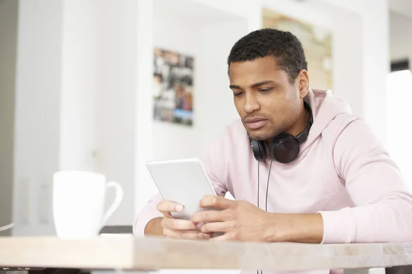 Homme utilisant une tablette numérique — Photo