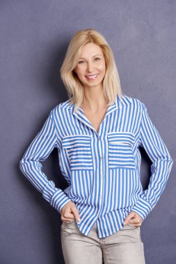 rahat kıyafetler giymiş kadın