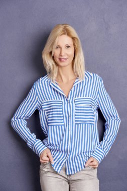 rahat kıyafetler giymiş kadın