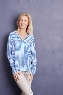 rahat kıyafetler giymiş kadın