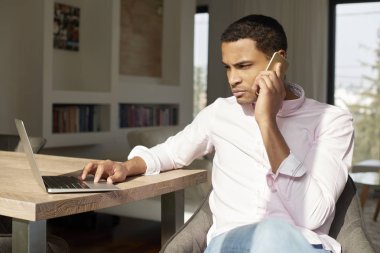 Dizüstü bilgisayarda çalışan adam 