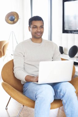 dizüstü bilgisayar kullanan bir genç adam 