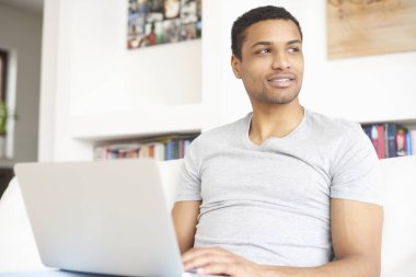 dizüstü bilgisayar kullanan adam