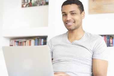 dizüstü bilgisayar kullanan adam