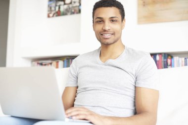 dizüstü bilgisayar kullanan adam