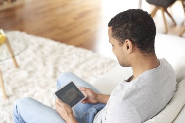 Dizüstü bilgisayarda çalışan adam  