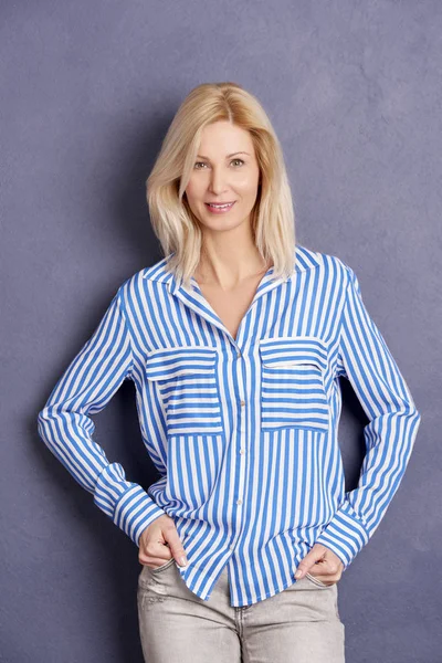 rahat kıyafetler giymiş kadın